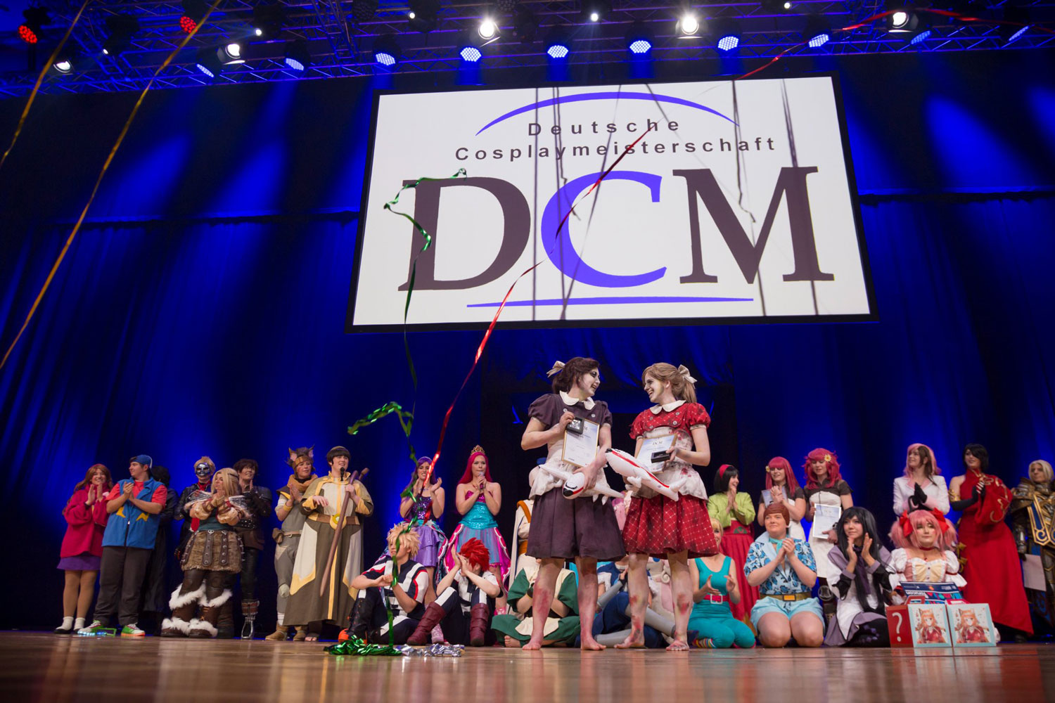 Foto einer Bühne mit DCM-Logo im Hintergrund