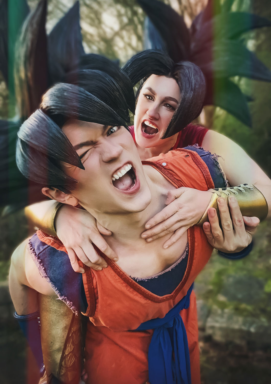 Nomes ist als Kafka verkleidet, und Minney als Goku aus Dragonball. Minney trägt einen orangenen Kampfanzug mit einem blauen Unterhemd. Beide Charaktere haben schwarze Haare.
