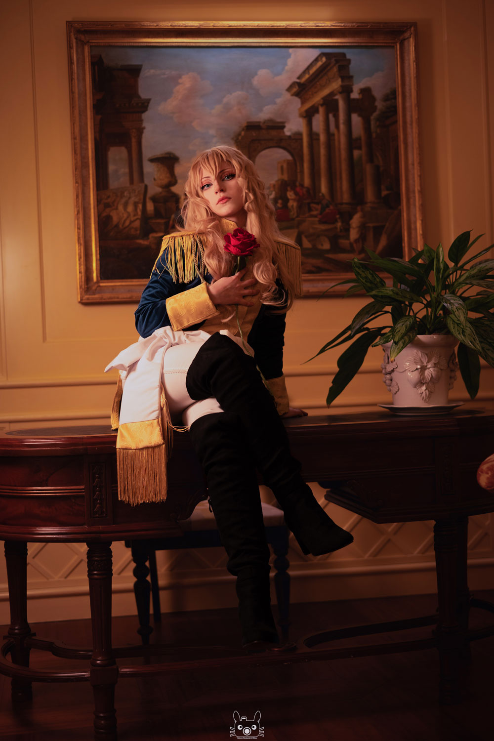 Die Cosplayerin Jenny verkleidet sich als Lady Oscar und sitzt auf einem Klavier. Sie hält eine Rose in der Hand. Im Hintergrund ist ein Gemälde zu sehen. Das Foto ist in warmen Tönen gehalten.