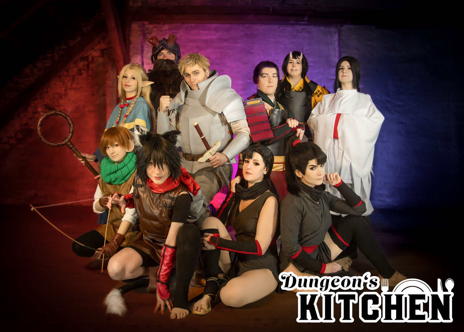 Ein Gruppenbild von Cosplayern, welche die Charaktere aus Dungeon Meshi darstellen. obere Reihe von links nach rechts: Marcille, Senshi, Laios, Shuro, Tade, Maizuru untere Reihe von links nach rechts: Chilchuck, Izutzumi, Benichidori, Hien