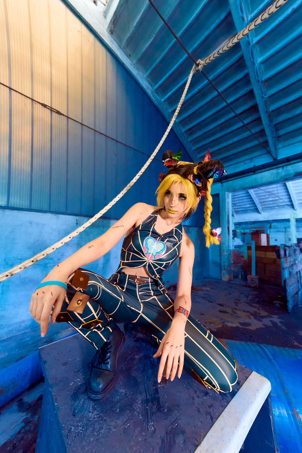 Die gestreckten Gliedmaßen der Cosplayerin sollten verdeutlicht werden, dies wird durch die Wahl der extrem kurzen Brennweite erzeugt.