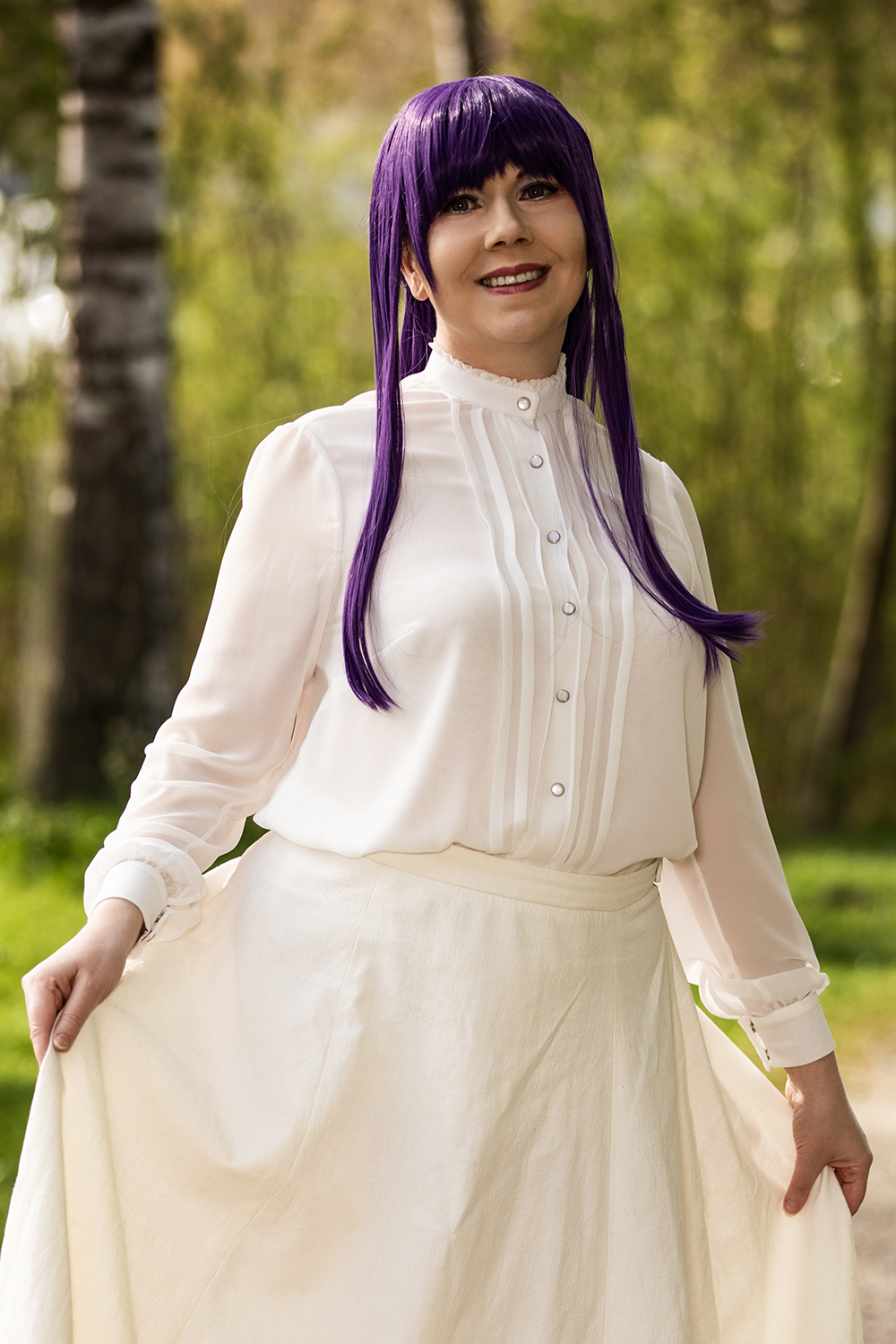 Cosplayerin mit lila Perücke als Fern aus dem Anime Frieren.