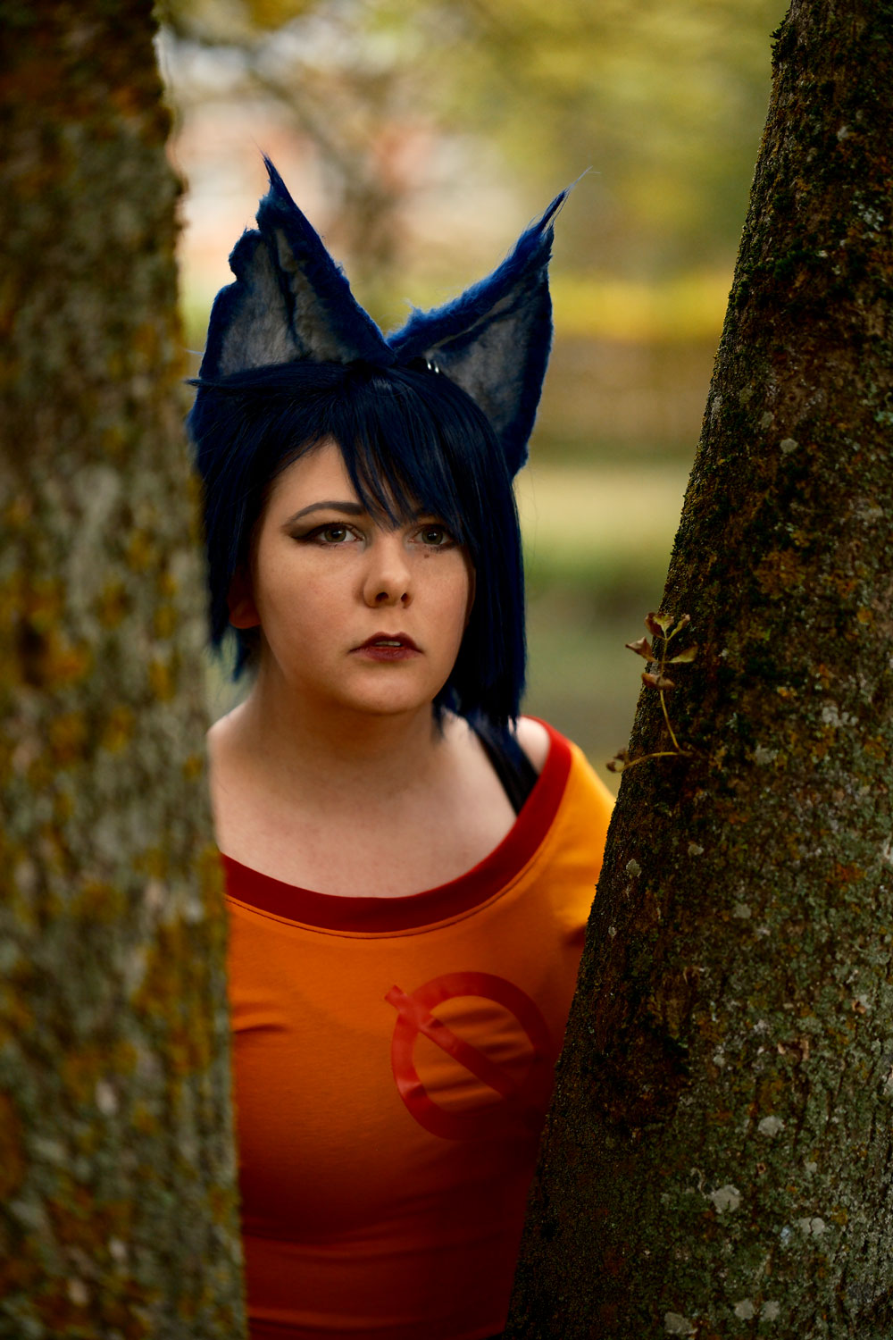 Bild von einem Mae Borowski Cosplay, auf dem Shirt ein Symbol mit eigenem Plot gemacht.