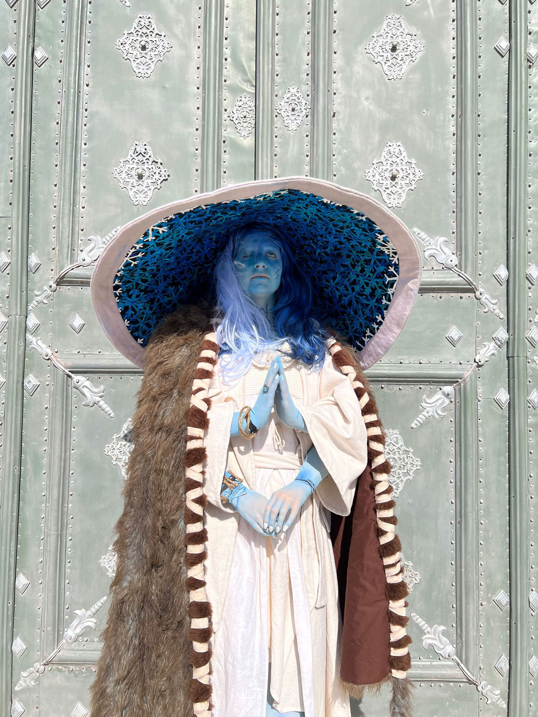 Ranni-Cosplayerin mit vier Händen