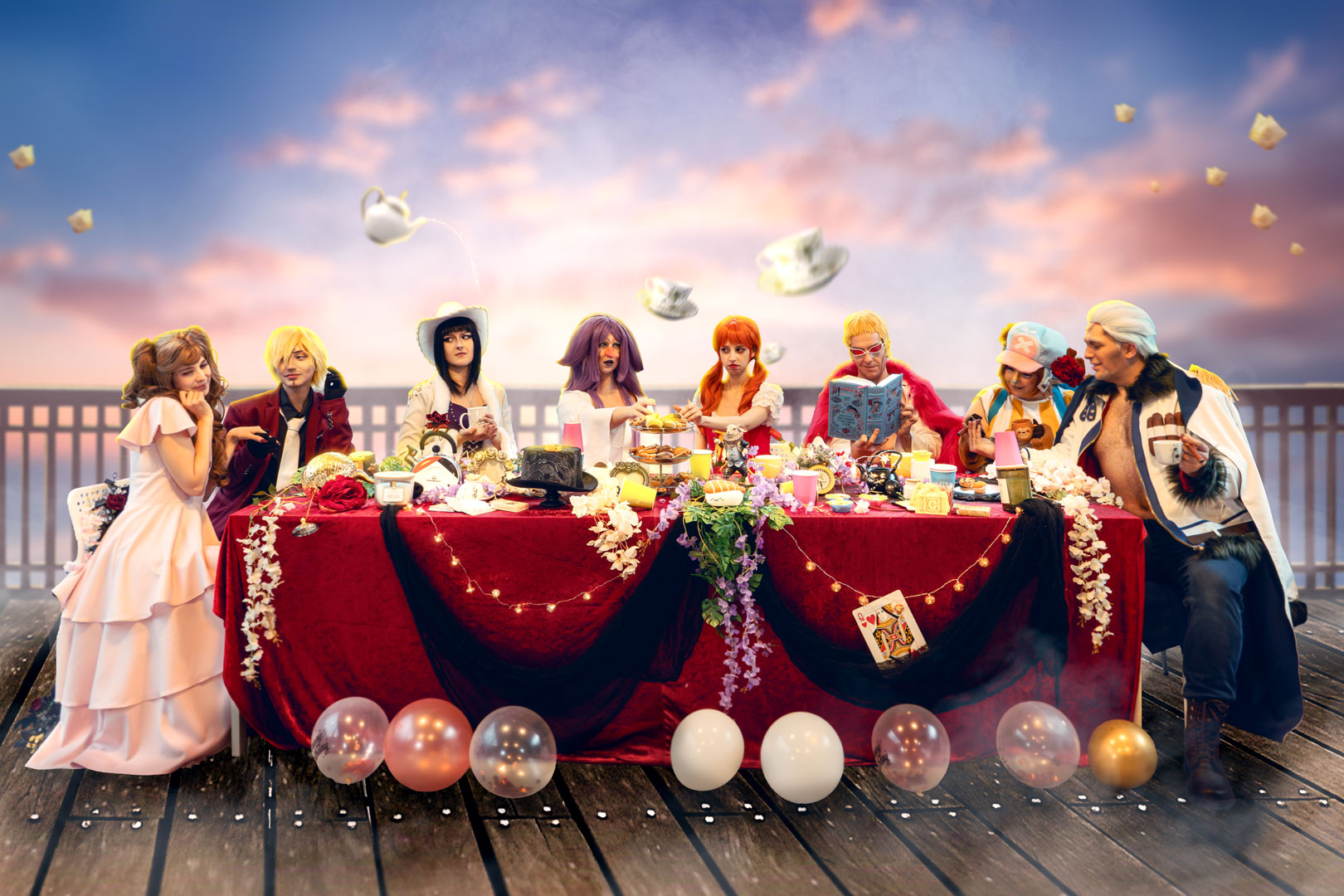 Eine verrückte Teeparty mit One Piece Charakteren. Eine Tafel mit rotem Samt Tischtuch, eine Lichterkette und ein schwarzer Stoff vorne sind im Halbkreis vorne dazu gehängt. Vor dem Tisch liegen Luftballons in den Farben weiß, pink, gold und transparent mit pinken Confetti drinnen. Auf dem Tisch sieht man verschiedenste Tassen, Teekannen, einen Hut, Kerzen, Uhren, Becher, Bilderrahmen, Blumen und Pflanzen, weißen Hasen mit einer Taschenuhr in der Hand, Kuchen und Muffins. Der Tisch steht auf Holzplanken, im Hintergrund sieht man ein weißes Geländer, ein blauer Himmel mit vereinzelten Wolken, die Sonne ist am untergehen und färbt den Himmel rosa, es fliegen Teetassen und Teekanne in der Luft herum. Von links nach rechts sitzend: Pudding, Sanji, Robin, Brûlee, Nami, De Flamingo, Chopper und Smoker.