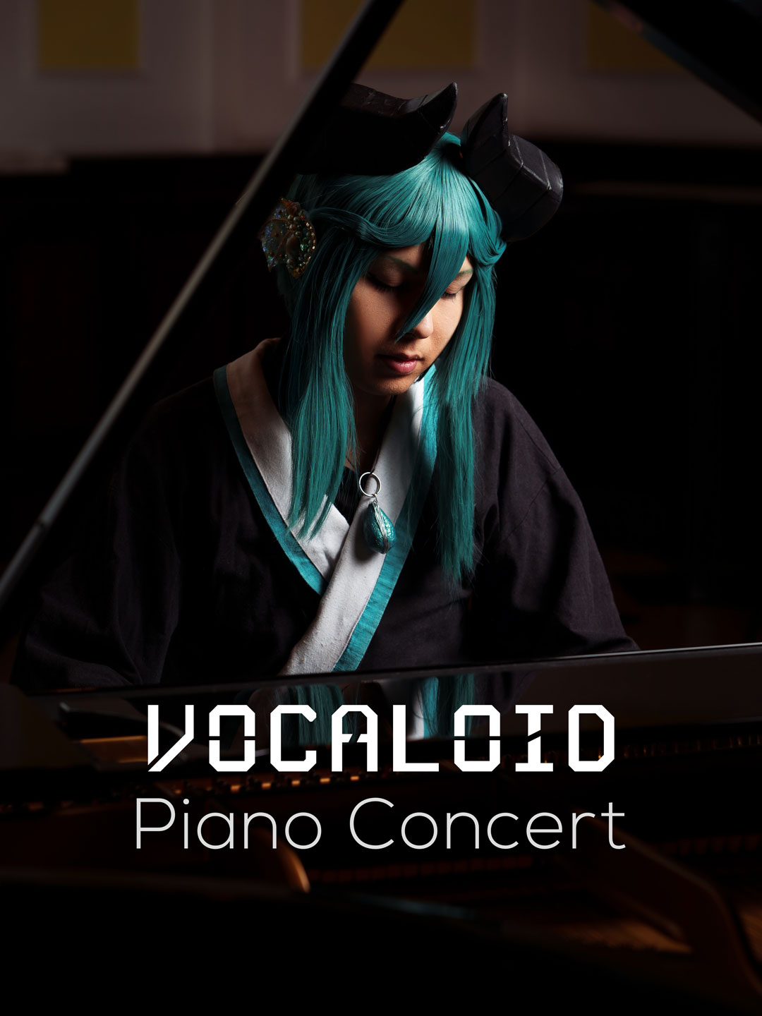 Junihuhn sitzt in seinem Reprise-Cosplay an einem Konzertflügel. Das Bild ist mit dem Text "Vocaloid Piano Concert" versehen.