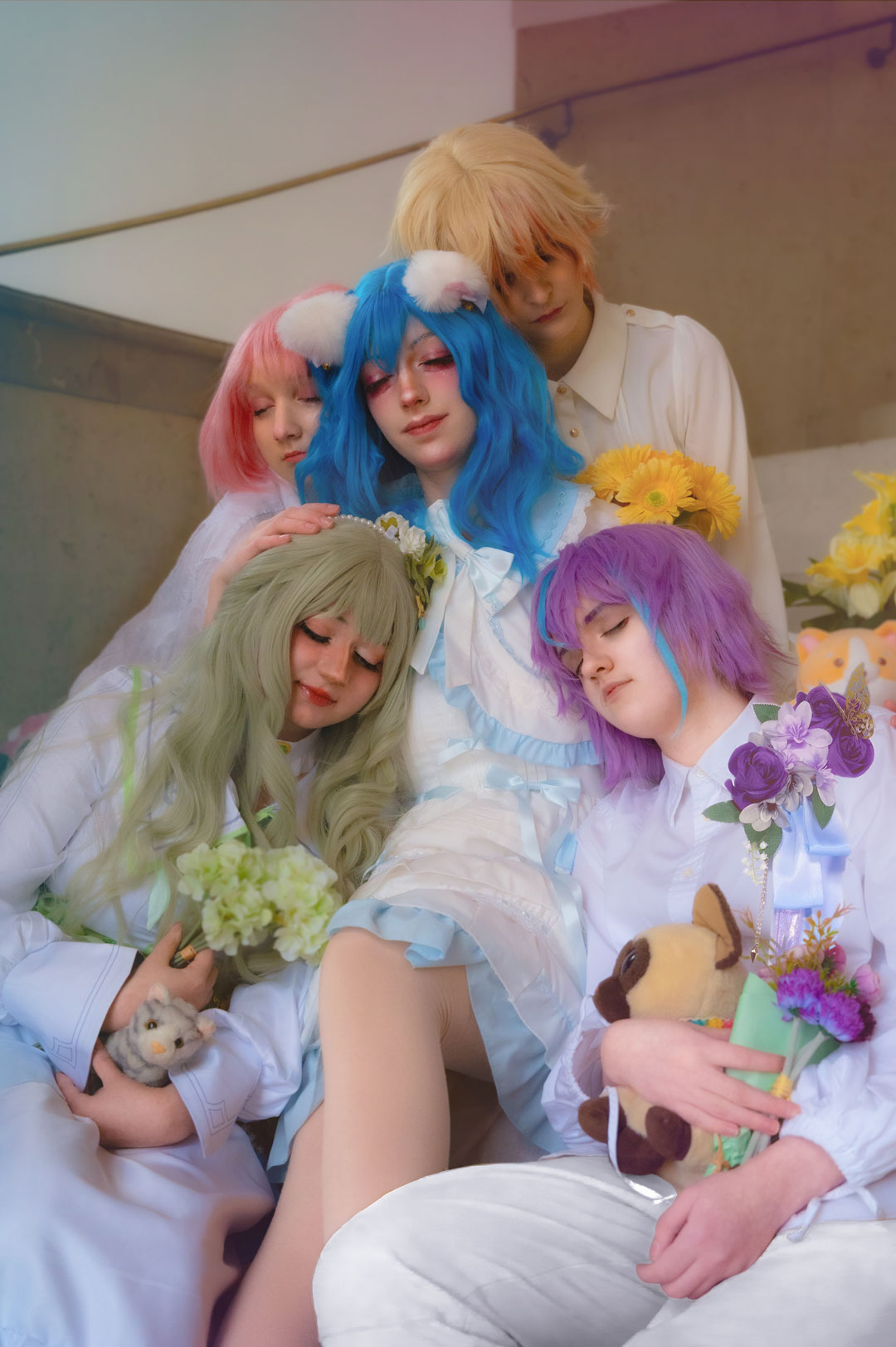 Die Mitglieder der Coverdance-Gruppe Neverland in ihren Kostümen verkleidet als Charaktere der Gruppe Wonderlands x Showtime aus Project SEKAI. Umringt von diversen Blumen lehnen sie alle sanft aneinander als wären sie in einem tiefen Traum gefangen.