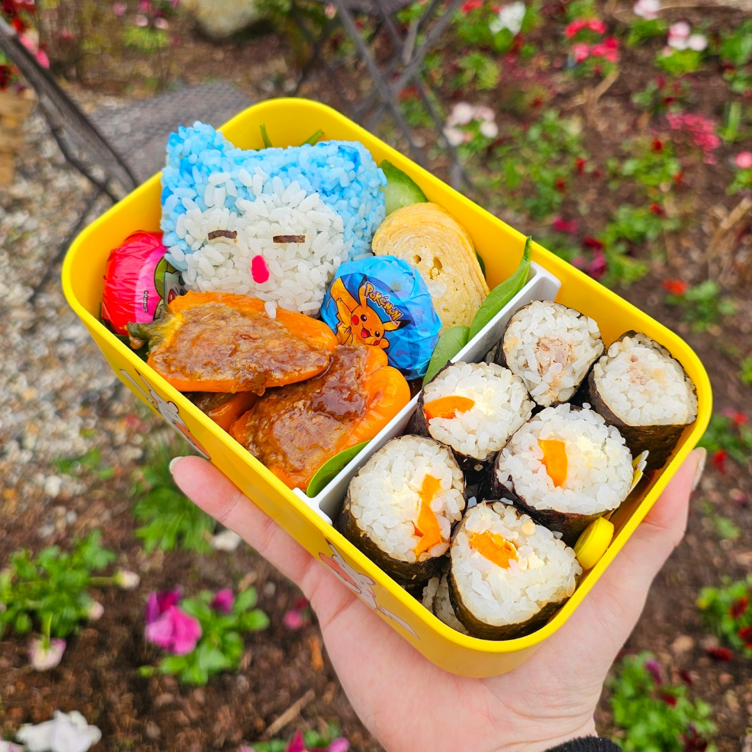 WS-Bento – Japanische Lebensfreude in der Box Anfängerkurs_26WS02_ORIGINAL Ein Bentō von Angelina Paustian @mangakochbuch. Mit Maki-Sushi-Rollen und einem Relaxo-Kopf aus Reis geformt.