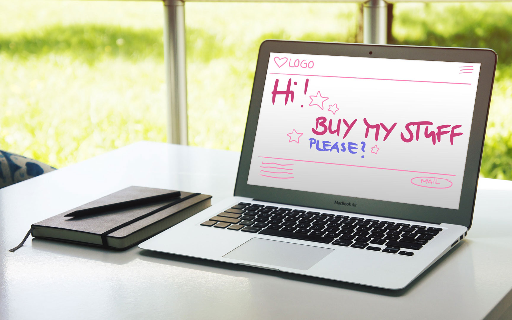WS-Die-eigene-Webseite—wo-anfangen_26WS28-HP Ein MacBook Air, das geöffnet auf einem Tisch steht. Als Grafik ist am Bildschirm der Text „Hi! Buy my stuff, please?“ zu sehen.