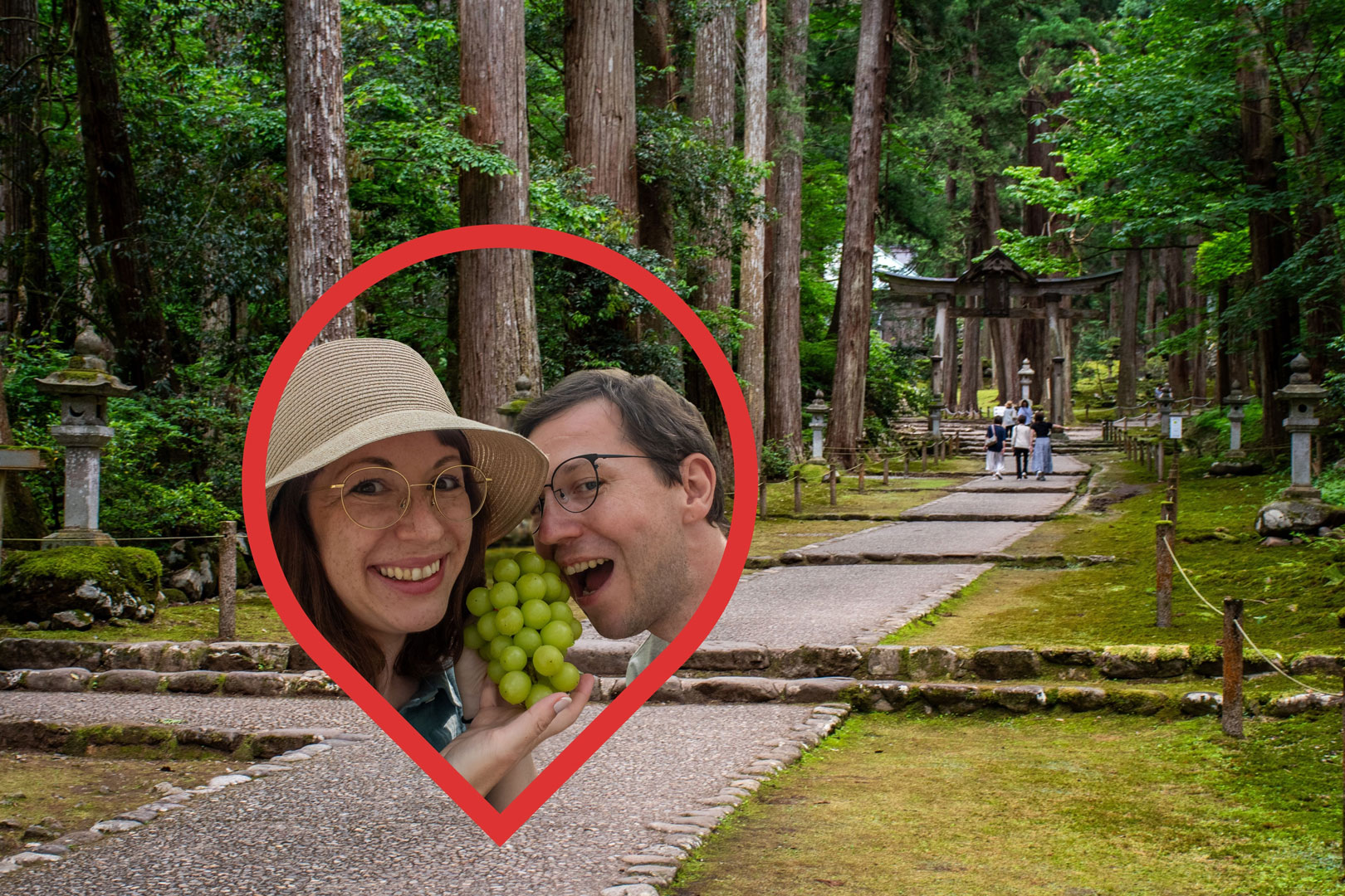 WS-Japan-für-Entdecker-10-Regionen-abseits-von-Kyoto-und-Tokyo_26WS10-HP Bild von einem Schrein in Japan mit Selfie der Vortragenden