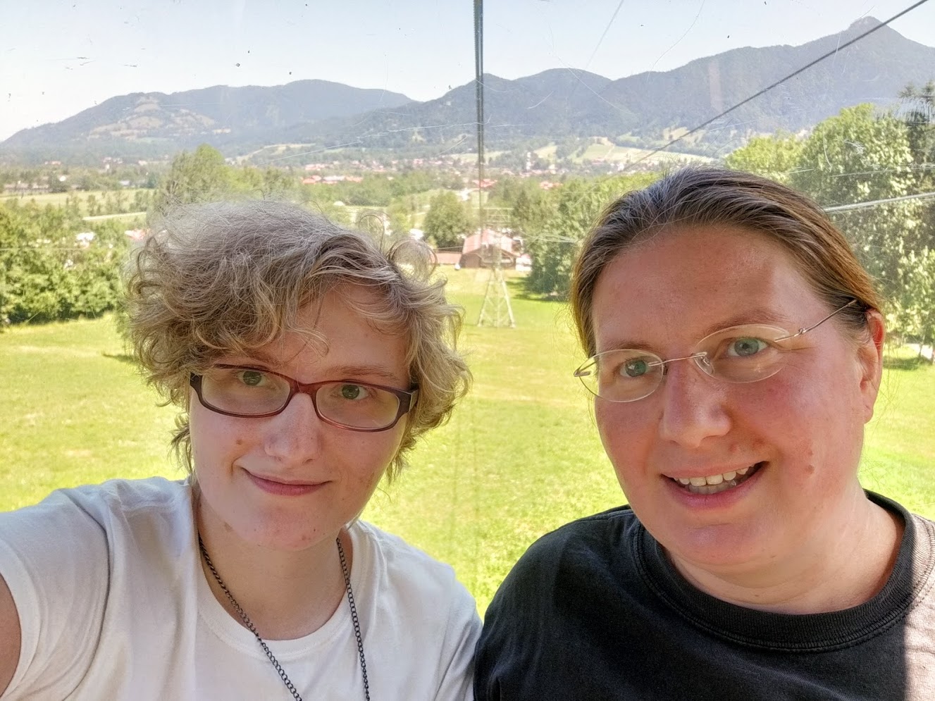 Ein Selfie, dass die beiden Workshopleitenden, Yamato & Venny, zeigt.